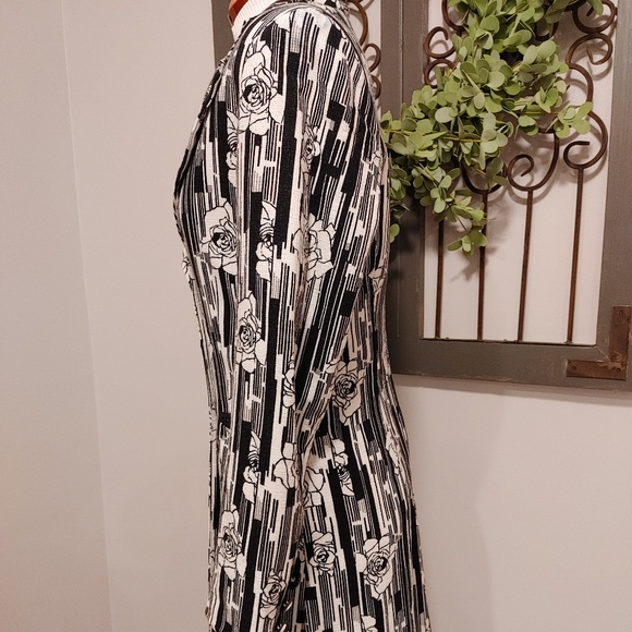 Stunning rose designed jacket. - Picture 6 of 11